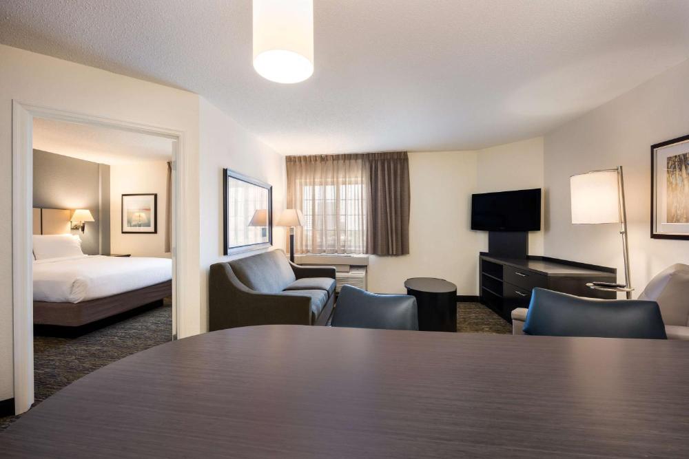 One-Bedroom Queen Suite - Mobility/Hearing Accessible interior